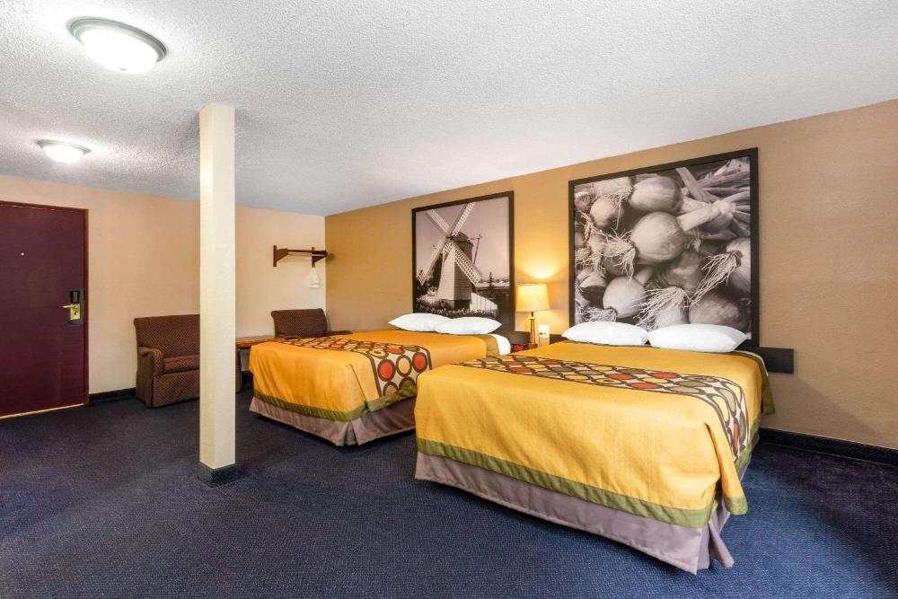 Queen Room with Two Queen Beds - Non-Smoking interior